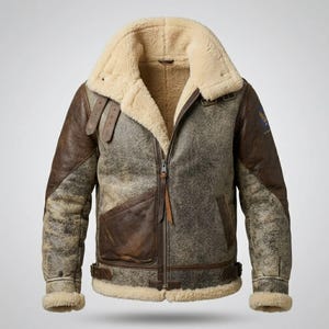 Könnte beinhalten: Eine braune Bomberjacke aus Distressed-Leder mit dickem, cremefarbenem Lammfellfutter, breitem Umlegekragen, Frontreißverschluss, zwei Seitentaschen sowie verstellbaren Schnallenriemen am Kragen und am unteren Saum.