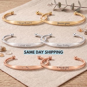 Op de afbeelding: Zes metalen armbanden in goud-, zilver- en roségoudkleurige tinten. De armbanden zijn voorzien van gegraveerde teksten zoals I love you the most, forever yours, I LOVE YOU!, Happy Birthday!, Love, Lucy en If mums were flowers, I'd pick you.