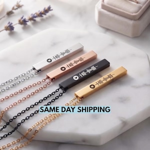 Può includere: Quattro collane con ciondolo a barra rettangolare e catenine abbinate in tonalità argento, oro rosa, nero e oro. Ogni ciondolo presenta un'icona a cuore incisa seguita da un motivo a onde sonore. Il testo SAME DAY SHIPPING è visibile.