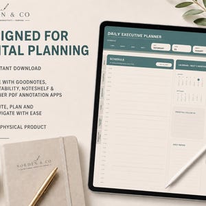 Op de afbeelding: Een digitale dagelijkse executive planner weergegeven op een tabletscherm met een groene en crèmekleurige interface, inclusief een schema, kalender en notitiesectie. De tekst bevat Norden & Co en Daily Executive Planner.
