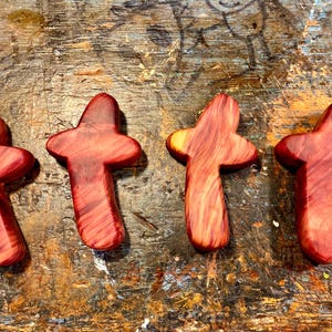 Handgemaakt cederhouten troostkruis kan worden voorzien van een tekstverwijzing of een korte zin