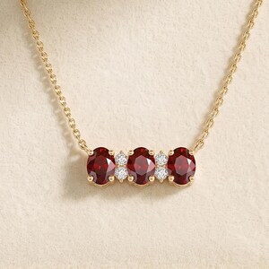 Collana con tre rubini ovali naturali in oro massiccio, pendente con rubino e diamanti, gioiello con pietra portafortuna di luglio.