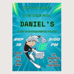 Pode incluir: Um convite retangular com fundo azul, detalhes verdes e um personagem de desenho animado com cabelo branco. O texto diz: DON'T GO GHOST IT'S TIME FOR.. DANIEL'S MOST PHANTOMTASTIC PARTY, SEP 19, 3:00 PM, RSVP: 123-456-7890, 123 Anywhere St., Any City, State.