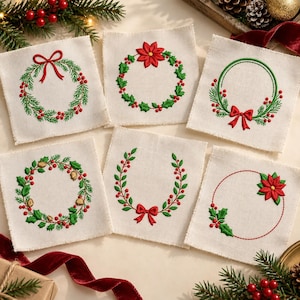 Puede incluir: Seis posavasos cuadrados de tela color hueso con diseños de coronas navideñas bordadas. Cada posavasos muestra una disposición única de ramas de pino verdes, hojas de acebo, bayas rojas y lazos, incluyendo uno con una flor de pascua roja.