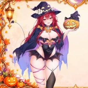Op de afbeelding: Een anime-stijl personage met lang rood haar, een donkere heksenhoed, een zwarte cape met vleermuisvleugelranden en een zwart rompertje. Het personage houdt een kleine pompoen met een piepklein hoedje vast, met oranje pompoenen onderaan.