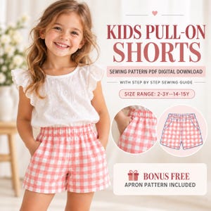 Op de afbeelding: Een digitaal naaipatroon voor kinder-shorts met een roze en wit gingham ruitpatroon. Het patroon bevat een stapsgewijze handleiding, een maatbereik van 2-3J tot 14-15J en een gratis schortpatroon. De tekst op de afbeelding luidt: KIDS PULL-ON SHORTS.