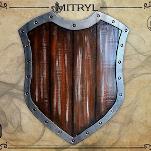 Könnte beinhalten: Ein Holzschild mit Metallrand. Das Schild hat ein braunes, vertikales Plankendesign und wird von einem silberfarbenen Metallrand umrahmt. Das Wort "MITRYL" steht oben. Das Schild ist handgefertigt.