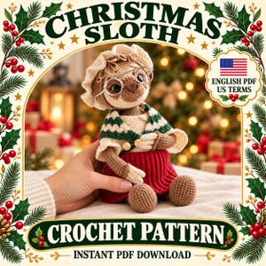 Puede incluir: Una muñeca de perezoso tejida a ganchillo con un gorro color crema, gafas redondas, un chal a rayas verdes y blancas y una falda roja. El texto CHRISTMAS SLOTH CROCHET PATTERN INSTANT PDF DOWNLOAD y ENGLISH PDF US TERMS es visible.