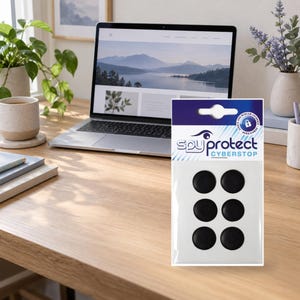 Könnte beinhalten: Eine Einzelhandelsverpackung mit sechs schwarzen, runden Webcam-Abdeckungen der Marke Spy Protect Cyberstop. Die Verpackung hat einen blau-weißen Kopfbereich mit Schloss-Symbol und Augengrafik und enthält sechs selbstklebende Sichtschutz-Slider.