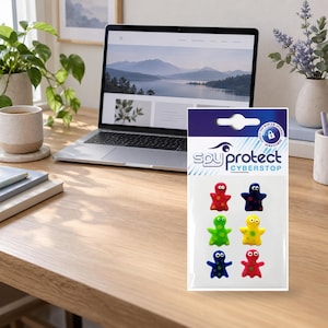Könnte beinhalten: Eine Packung mit sechs kleinen, bunten Webcam-Abdeckungen in Form von Comicfiguren. Die Verpackung trägt den Text "spy protect CYBERSTOP" und enthält rote, blaue, grüne und gelbe Figuren mit Wackelaugen zum Abdecken von Laptop-Kameras.