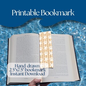 Op de afbeelding: Een beige en witte schelp- en zeesterrenpatroon bladwijzer, 6,35 cm x 19,05 cm, zit in een open boek. De tekst "Printable Bookmark" staat bovenaan en "Hand-drawn 2.5"x7.5" bookmark Instant Download" staat onderaan.