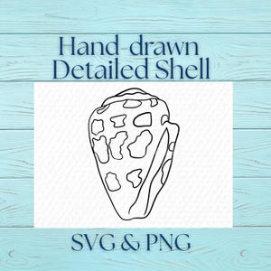 Könnte beinhalten: Schwarz-weiße Illustration einer detaillierten Muschel mit Fleckenmuster. Der Text "Hand-drawn Detailed Shell" steht über der Muschel, und "SVG & PNG" steht darunter. Der Hintergrund ist ein hellblaues Holzmaserungsmuster.