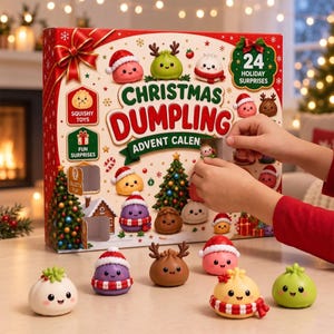 Może przedstawiać: Kalendarz adwentowy Christmas Dumpling z 24 świątecznymi niespodziankami, ozdobiony kolorowymi postaciami pierożków w świątecznych czapkach i szalikach, z kilkoma małymi figurkami pierożków ustawionymi przed pudełkiem.