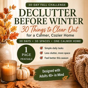 Può includere: Un documento stampabile di sfida di 30 giorni intitolato Declutter Before Winter, 30 Things to Clear Out for a Calmer, Cozier Home. La pagina presenta un elenco di attività quotidiane, un badge 1-page printable e una nota pensata per adulti dai 40 anni in su.