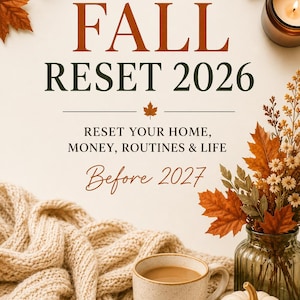 Könnte beinhalten: Eine digitale Grafik mit dem Text FALL RESET 2026, RESET YOUR HOME, MONEY, ROUTINES & LIFE, Before 2027. Das Design zeigt herbstliche Ahornblätter, eine beige Strickdecke, eine brennende Kerze, einen gesprenkelten Keramikbecher und einen weißen Kürbis.