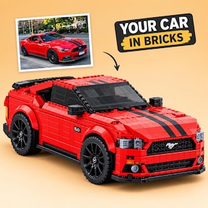 Könnte beinhalten: Ein rotes Modellauto aus Bausteinen mit schwarzen Rennstreifen, schwarzen Rädern und einem 5.0-Emblem an der Seite. Darüber befindet sich ein Foto eines echten roten Autos und ein schwarzes Schild mit dem Text YOUR CAR IN BRICKS.