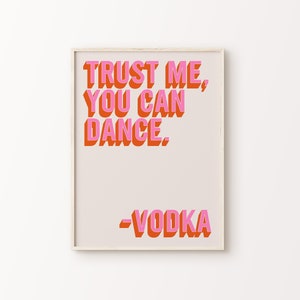 Trust Me You Can Dance ウォッカ プリント | ピンク オレンジ ベージュ レトロ 鮮やか おもしろい 引用 タイポグラフィー ホーム デコレーション 印刷可能なウォール アート *即時ダウンロード*