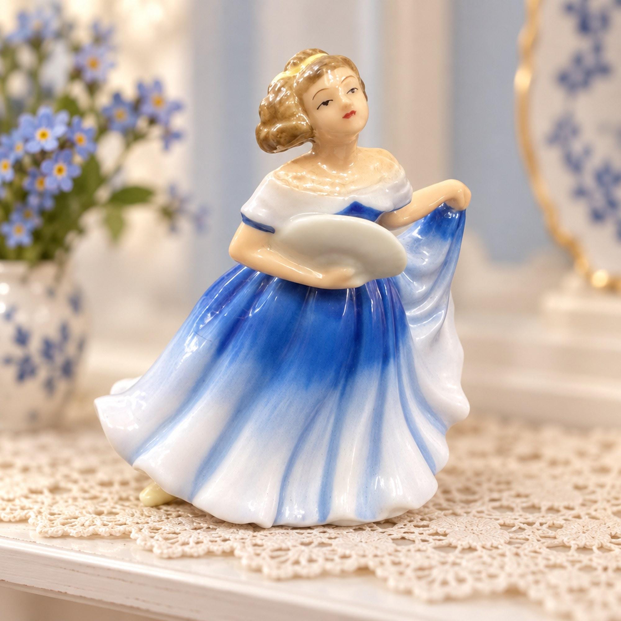 陶器製 女性フィギュア 置物 ブルー＆ホワイト Blue Lady Figurines - Etsy