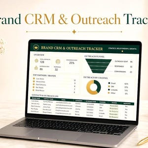 Może przedstawiać: Laptop wyświetlający pulpit nawigacyjny Brand CRM & Outreach Tracker z wizualizacjami danych, w tym sekcją przeglądu, lejkiem sprzedażowym, wykresem kołowym kanałów dotarcia oraz szczegółową tabelą rejestru kontaktów i działań.