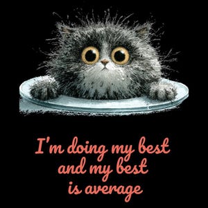 Puede incluir: Una ilustración gráfica de un gato gris, esponjoso y despeinado, con grandes ojos de color ámbar muy abiertos que asoman por el borde de un plato azul claro. Debajo del gato, el texto dice "I'm doing my best and my best is average" en una fuente de color coral.