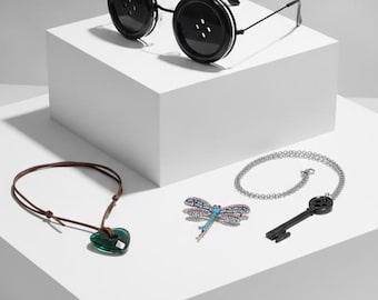 Kit d'accessoires cosplay Coraline : lunettes à boutons, barrette libellule strass, colliers cœur vert et clé noire – style gothique et alternatif