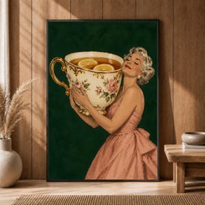 Può includere: Una stampa artistica da parete incorniciata che raffigura una persona con capelli biondi corti che indossa un abito rosa senza maniche, mentre tiene una grande tazza da tè in porcellana decorata con rose rosa e riempita di tè con due fette di limone su sfondo verde scuro.