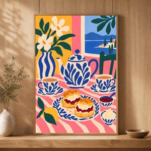 Puede incluir: Una colorida lámina artística que representa una mesa con una tetera de motivos azules y blancos, dos tazas a juego, un plato con dos scones con nata y mermelada, un cuenco de mermelada y otro de nata sobre un mantel de rayas rosas y blancas.