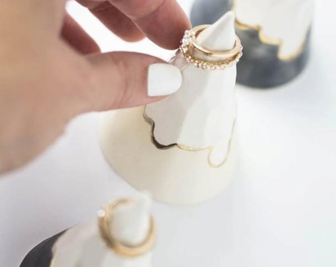 Organizador de exhibición de joyas con forma de cono para anillos de oro de 22 quilates de Snow Mountain #mountainringcone #mountainengagementgift
