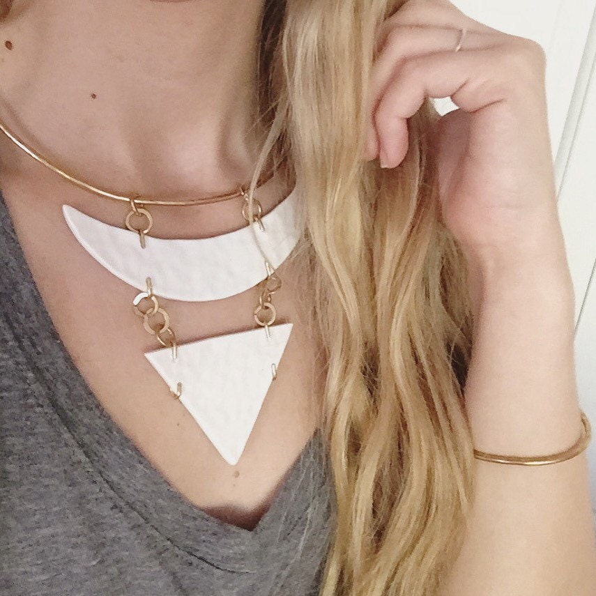 Collier de Déclaration Martelé en Porcelaine Laiton Blanc Élégant Bijoux Minimaux Livraison Gratuite