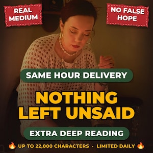 Pode incluir: Uma pessoa veste um suéter de tricô aberto na cor creme e um colar de conchas. Os textos sobrepostos dizem: REAL MEDIUM, NO FALSE HOPE, SAME HOUR DELIVERY, NOTHING LEFT UNSAID, EXTRA DEEP READING, UP TO 22,000 CHARACTERS, LIMITED DAILY.