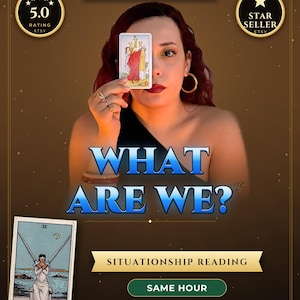 Könnte beinhalten: Eine Werbeanzeige für Tarot-Kartenlegen mit dem Text WHAT ARE WE? SITUATIONSHIP READING. Das Bild zeigt eine Person, die eine Drei der Kelche Tarotkarte hält, mit einer Zwei der Schwerter Karte unten links, 100% REAL MEDIUM, 5.0 RATING, STAR SELLER, SAME HOUR, NO AI, HUMAN WRITTEN, UP TO 2,500 WORDS.