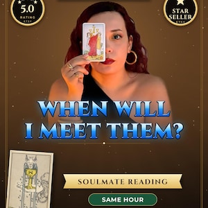 Puede incluir: Un anuncio de lectura de cartas del tarot con el texto WHEN WILL I MEET THEM? SOULMATE READING. La imagen muestra una carta del tarot Tres de Copas sostenida en alto, una carta As de Copas en la parte inferior y distintivos que dicen 5.0 RATING, STAR SELLER, 100% REAL MEDIUM, NO AI, HUMAN WRITTEN, UP TO 2,500 WORDS y SAME HOUR.