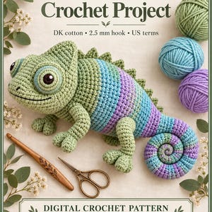 Può includere: Un camaleonte all'uncinetto nei toni del verde chiaro, blu e viola con una coda arricciata. L'immagine include il testo Your Next Crochet Project, DK cotton, 2.5 mm hook, US terms e Digital Crochet Pattern di MallowStitch.