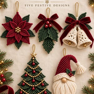 Op de afbeelding: Vijf macramé kerstornamenten met een kerstster, hulstbladeren met een fluwelen strik, twee klokjes met een fluwelen strik, een versierde boom en een kabouter. De tekst luidt: Christmas Macramé Collection, FIVE FESTIVE DESIGNS.