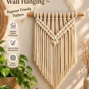 Könnte beinhalten: Ein Makramee-Wandbehang aus cremefarbener Baumwollkordel, die in einem V-förmigen Muster geknotet und an einem horizontalen Holzstab befestigt ist. Der Text auf dem Bild lautet: Simple Macramé Wall Hanging, Beginner Friendly Pattern, Instant Digital Download.