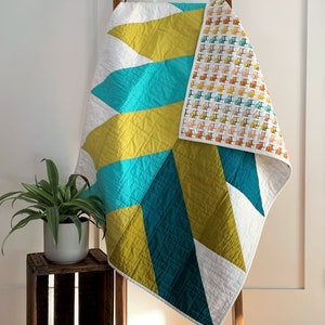 Modern quilt | mid-century modern quilt | ombre quilt | retro lap quilt | quilted wall hanging