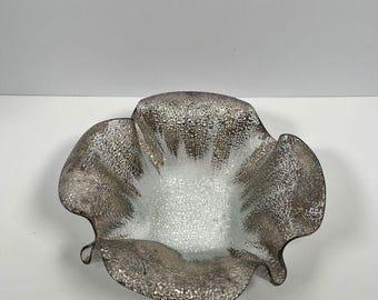 Bol de cristal vintage de mediados de siglo con moteado plateado y forma irregular