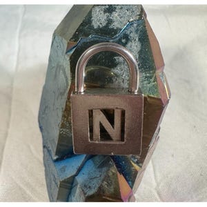 Colgante con candado con la letra inicial "N" de Tiffany & Co., Tiffany Candado N