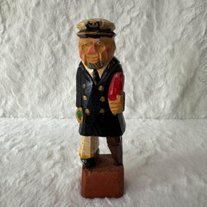 Estatueta vintage de capitão do mar feita à mão em madeira com perna de papagaio e garrafa de rum