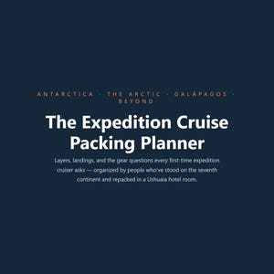 K&ouml;nnte beinhalten: Ein dunkelblauer digitaler Ratgeber mit dem Titel The Expedition Cruise Packing Planner. Der Text enth&auml;lt Antarctica, The Arctic, Gal&aacute;pagos, and Beyond sowie einen Untertitel &uuml;ber Schichten, Landungen und Ausr&uuml;stungsfragen f&uuml;r Expeditionskreuzfahrer.