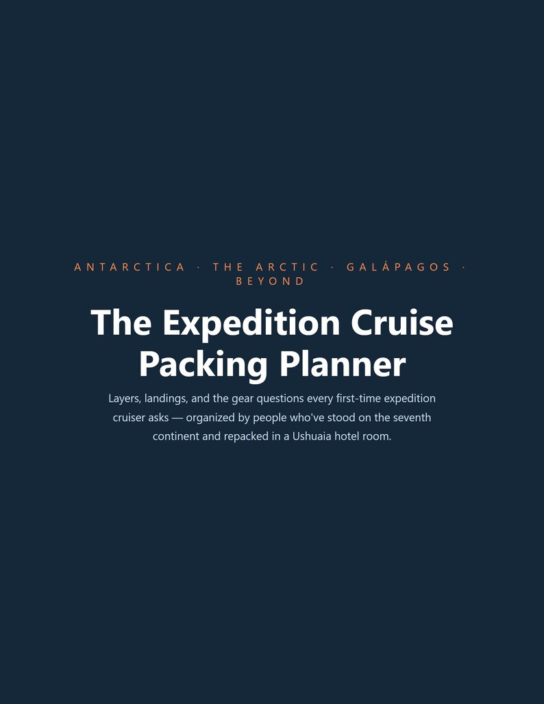 K&ouml;nnte beinhalten: Ein dunkelblauer digitaler Ratgeber mit dem Titel The Expedition Cruise Packing Planner. Der Text enth&auml;lt Antarctica, The Arctic, Gal&aacute;pagos, and Beyond sowie einen Untertitel &uuml;ber Schichten, Landungen und Ausr&uuml;stungsfragen f&uuml;r Expeditionskreuzfahrer.