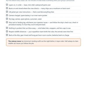 K&ouml;nnte beinhalten: Ein wei&szlig;es Dokument mit dem Titel Landing Day Routine, das eine Checkliste f&uuml;r Expeditionskreuzfahrtpassagiere enth&auml;lt. Es umfasst Anweisungen zum Schichten von Kleidung, zur Ausr&uuml;stungsverwaltung und zu Sicherheitsprotokollen.