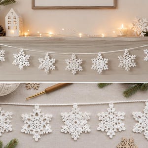 Könnte beinhalten: Eine weiße Häkel-Schneeflockengirlande mit sieben kunstvoll gearbeiteten Schneeflocken-Ornamenten, die an einer passenden weißen Schnur befestigt sind. Jede Schneeflocke zeigt ein detailliertes, sechsstrahliges Spitzenmuster für eine feine Dekoration.