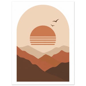 Puede incluir: Una impresión de arte mural rectangular con un marco arqueado que contiene una ilustración de paisaje. La escena muestra siluetas de montañas superpuestas en tonos marrón y terracota, un gran sol a rayas y dos pequeños pájaros oscuros en vuelo.