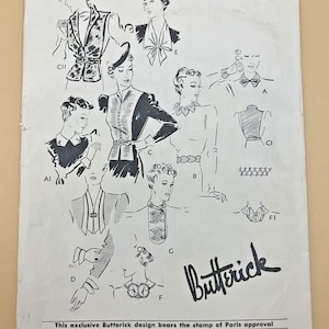 Puede incluir: Un sobre de patrón de costura vintage Butterick, número 8171, talla small, con ilustraciones de líneas en blanco y negro de varios diseños de blusas y chaquetas etiquetados de la A a la F, con el texto This exclusive Butterick design bears the stamp of Paris approval.