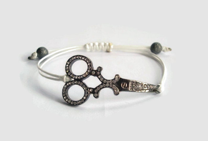 Bracelet ciseaux blancs, bracelet coiffeur, bracelet cisailles, bijoux de coiffeur, bracelet coiffeur, cisailles strass image 1