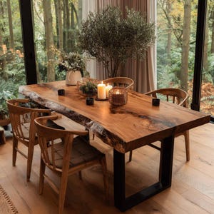 Peut inclure: Une table de salle à manger en bois à bord brut avec un grain naturel et une finition brun foncé, soutenue par des pieds en métal noir en forme de U. La table est entourée de quatre chaises en bois à assise tressée, décorée de bougies et d'un vase.