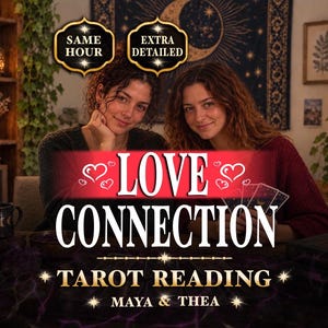 Op de afbeelding: Twee personen zitten aan een tafel met tarotkaarten, met de tekst "SAME HOUR", "EXTRA DETAILED", "LOVE CONNECTION", "TAROT READING" en "MAYA & THEA". De scène bevat een donkerblauw maantapijt, klimop en een brandende kaars.