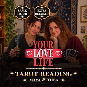 Op de afbeelding: Twee personen zitten aan een tafel met tarotkaarten en een rokende wierookbrander. De tekst luidt: SAME HOUR, EXTRA DETAILED, YOUR LOVE LIFE, TAROT READING, MAYA & THEA. De scène bevat kaarsen, boeken en groen in een schemerige kamer.