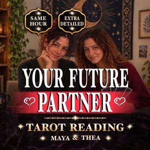 Könnte beinhalten: Eine digitale Grafik mit zwei Personen mit lockigem Haar und dem Text: SAME HOUR, EXTRA DETAILED, YOUR FUTURE PARTNER, TAROT READING, MAYA & THEA. Das Design enthält dekorative Sterne, Herzen und ein himmlisches Mondmotiv.